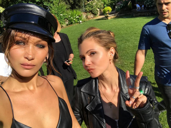 Белла Хадид примерила аксессуар от украинского дизайнера