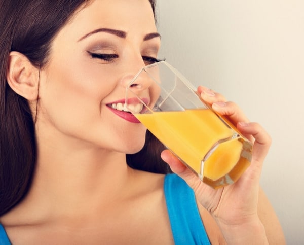 Почему вредно пить апельсиновый сок по утрам
