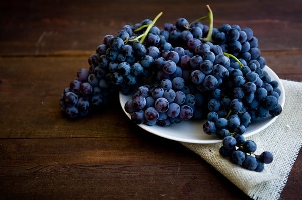 Кому нельзя есть виноград: польза и вред сезонных ягод
