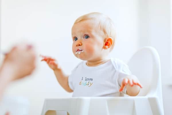 Комаровский: можно ли кушать ребенку  “под мультики”