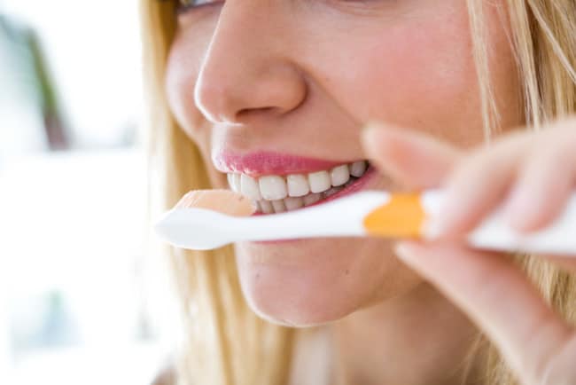 Как отбелить зубы в домашних условиях: восемь народных рецептов