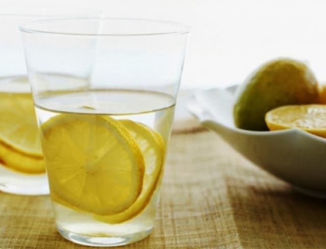 Зачем пить воду с лимоном по утрам