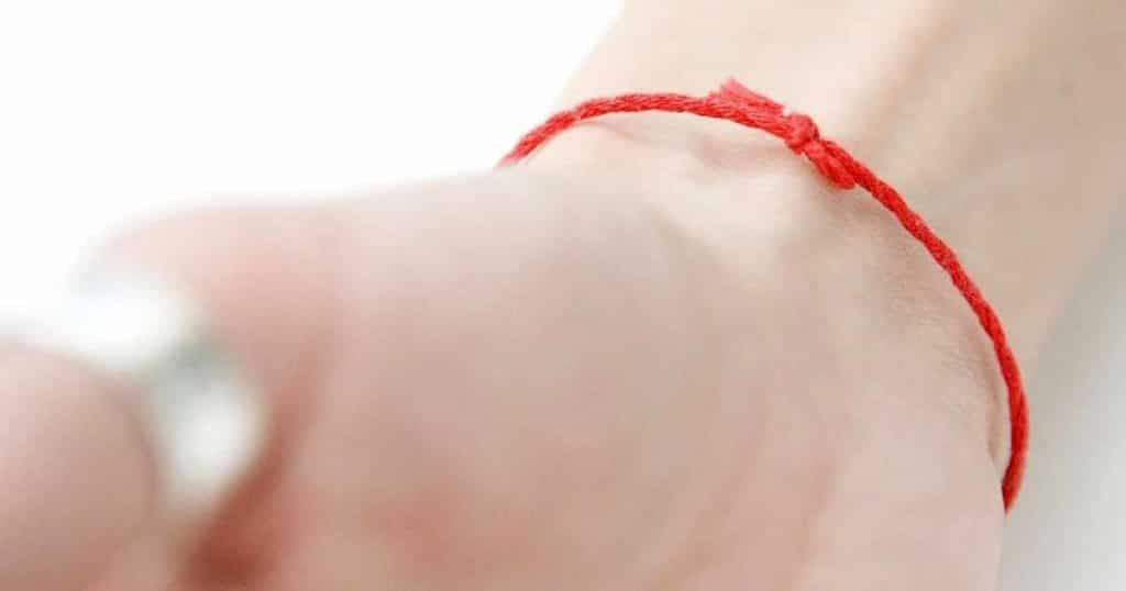Как правильно завязывать красную нить на запястье