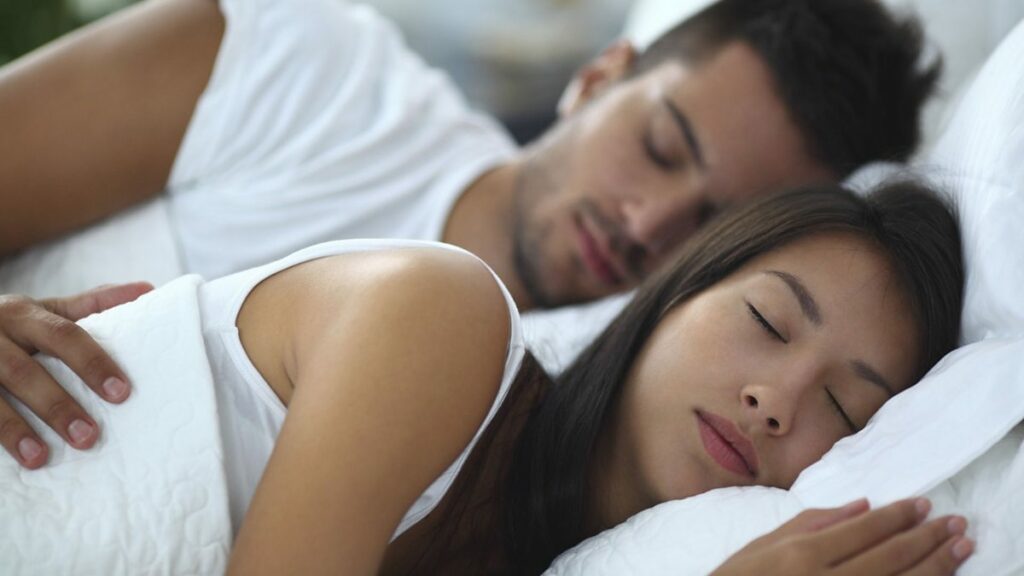 Почему женщинам нужно больше сна, чем мужчинам