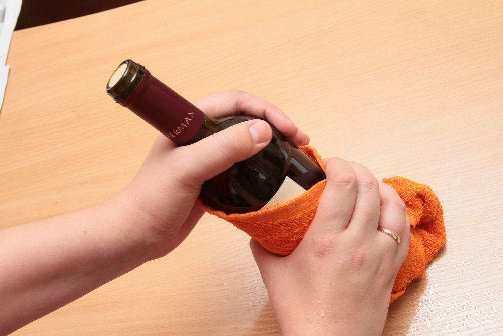 Как открыть вино без штопора - разные способы открыть бутылку