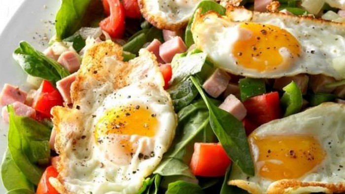 Флорентийский салат с яйцами, ветчиной и гренками