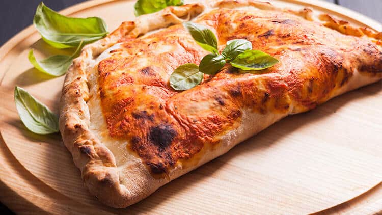 Кальцоне: классический рецепт закрытой итальянской пиццы