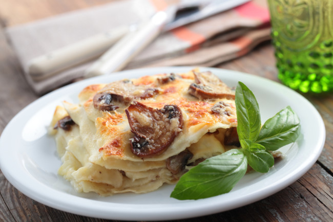 Рецепт вегетарианской лазаньи с грибами, помидорами и сыром