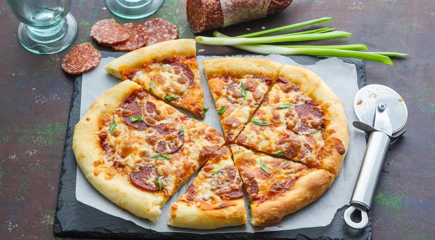 Как приготовить домашнюю пиццу с колбасой и сыром